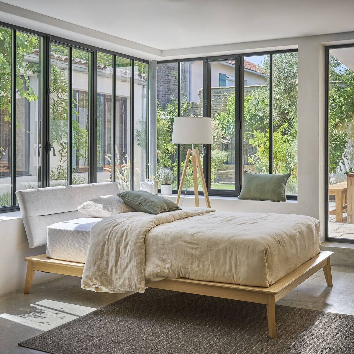 Lit bois avec tête de lit tissu Atia Lit bois avec tête de lit tissu Atia