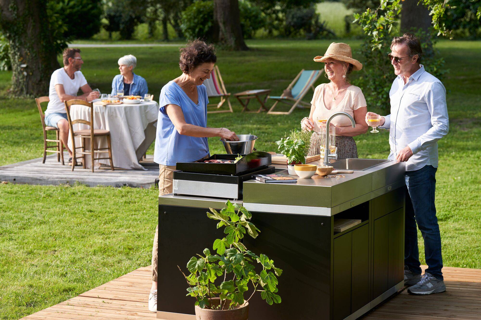 Cuisine d'extérieur en îlot 4 éléments acier noir et inox