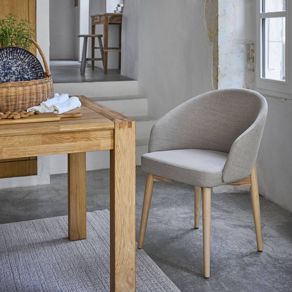 Chaise avec accoudoirs pieds bois Maud Chaise avec accoudoirs pieds bois Maud