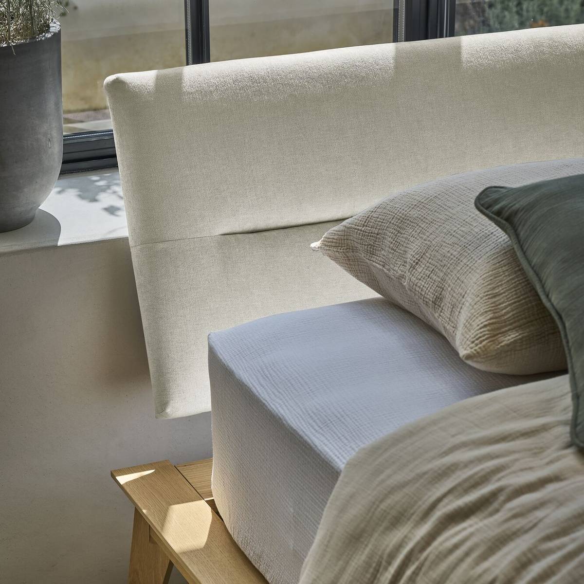 Lit bois avec tête de lit tissu Atia Lit bois avec tête de lit tissu Atia