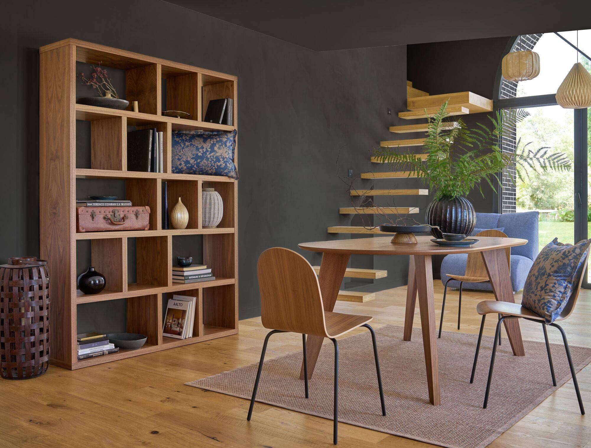 Plat sur pied grès et bois Boutique - Image 1