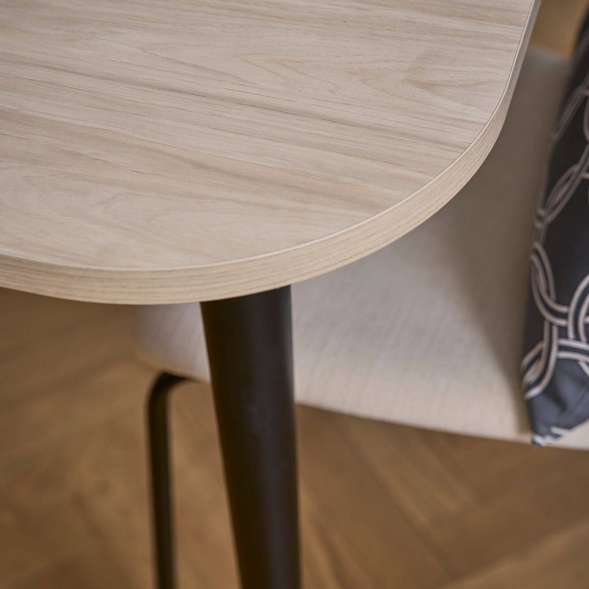 Table à manger extensible décor bois pieds métal 6 à 8 personnes Mila Table à manger extensible décor bois pieds métal 6 à 8 personnes Mila