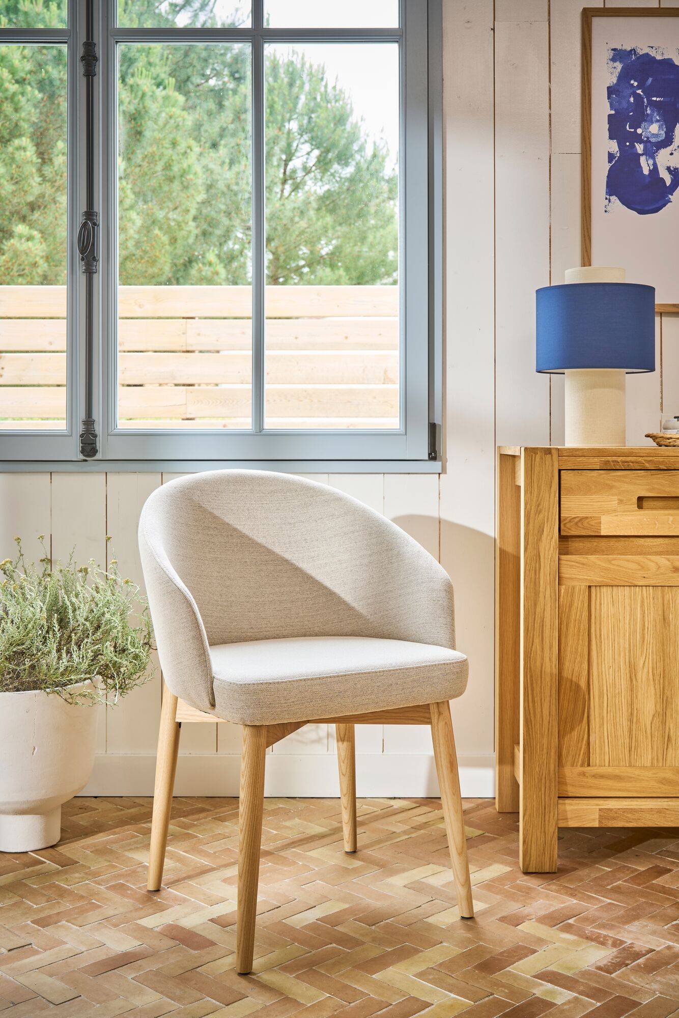 Chaise avec accoudoirs pieds bois Maud - Image 1
