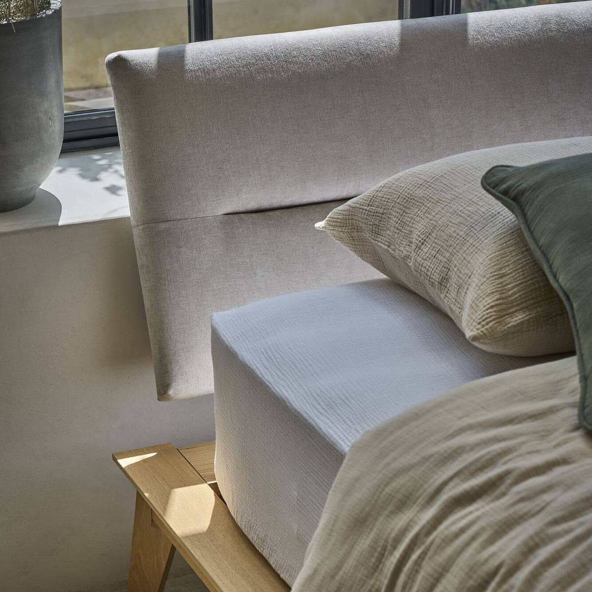 Lit bois avec tête de lit tissu Atia Lit bois avec tête de lit tissu Atia