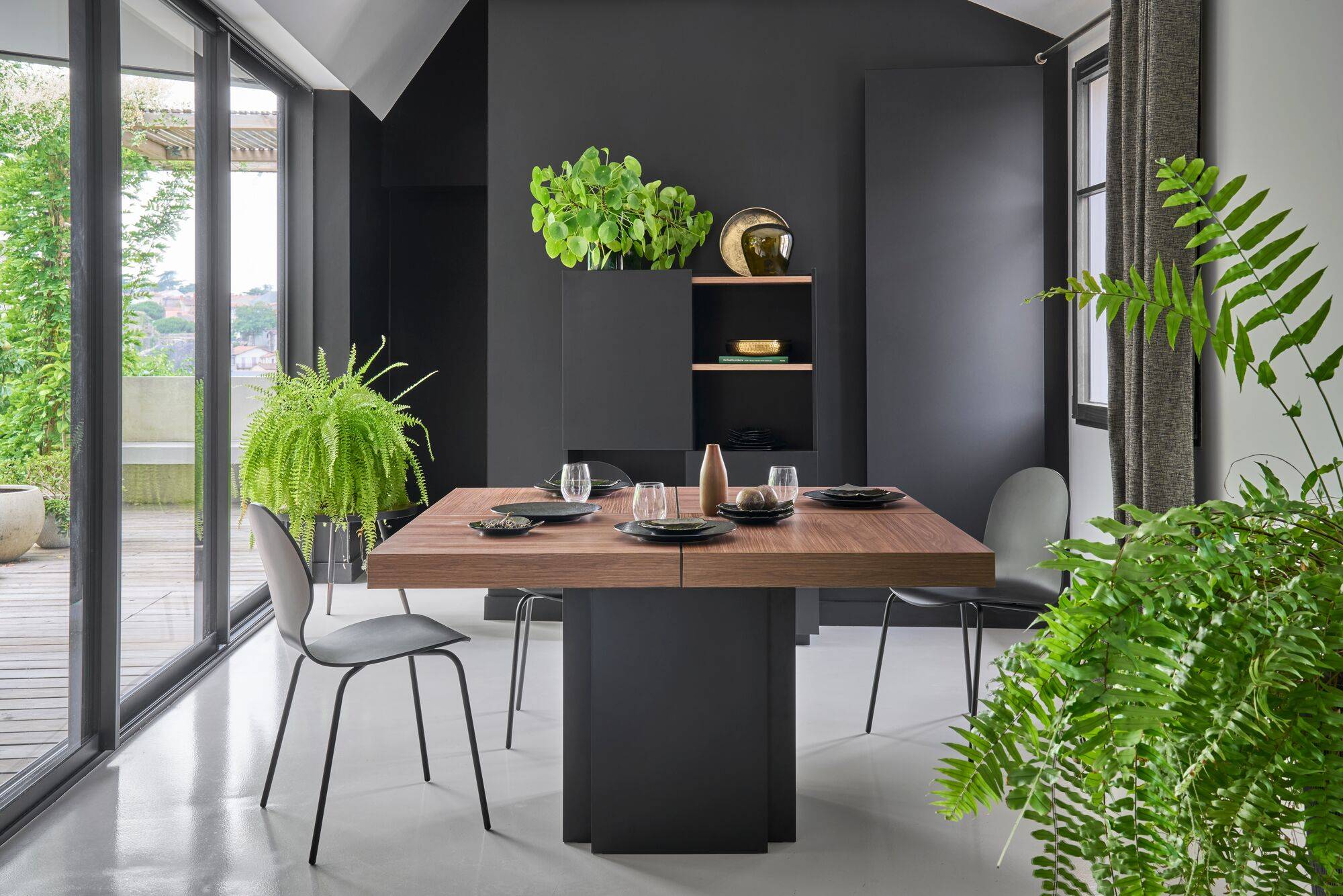 Table à manger carrée décor bois et noir pied central 6 personnes Dusk - Image 1