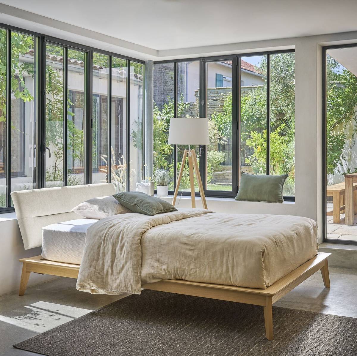 Lit bois avec tête de lit tissu Atia Lit bois avec tête de lit tissu Atia