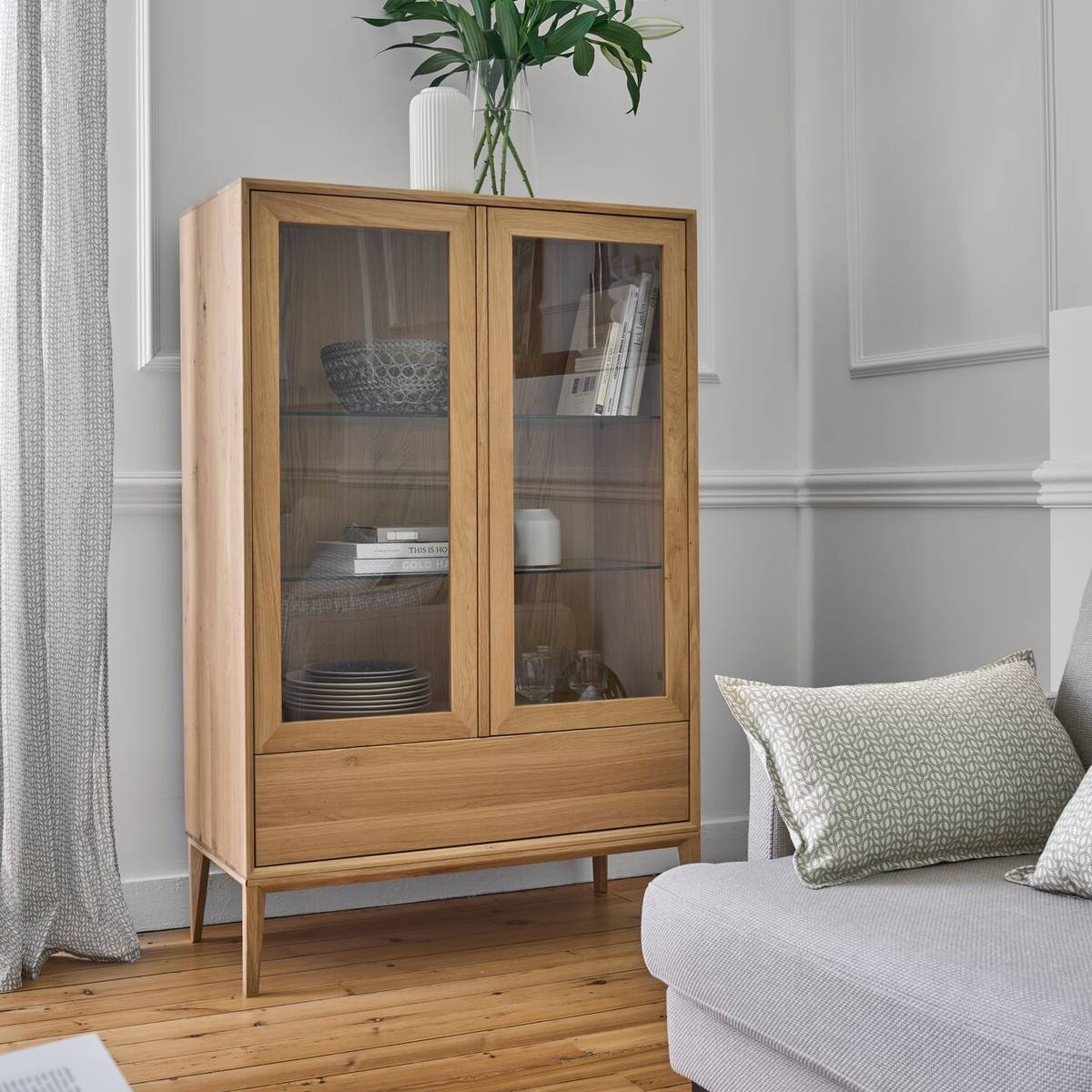 Meuble vitrine led chêne massif 2 portes 1 tiroir Charles | Camif