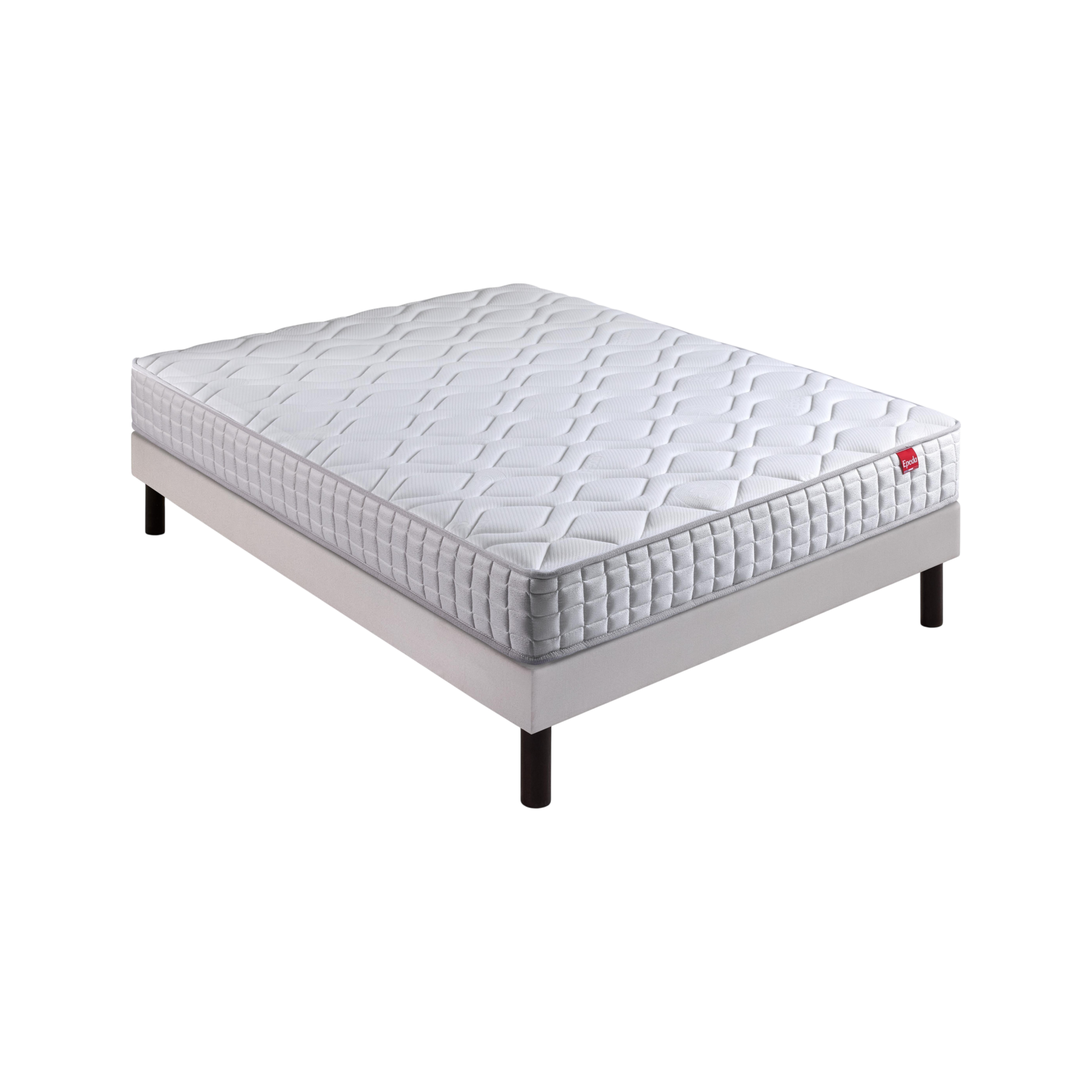 Succombez à l'ensemble Distinct 3 d'Epeda !Grâce à son mélange de ressorts ensachés au cœur du matelas et à sa mousse Soft en garnissage, vous passerez des nuits paisibles.Inutile de chercher le sommier idéal pour ce magnifique matelas de 22 cm, Epeda l'a déjà trouvé pour vous.Un sommier robuste en bois massif d'épicéa.Le duo parfait pour votre chambre !