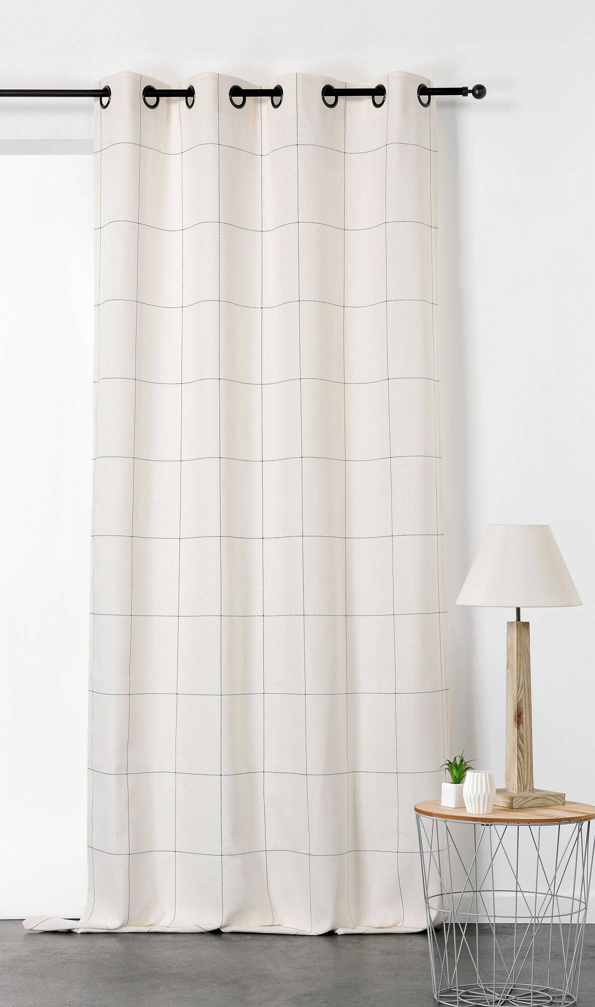 Découvrez le rideau à carreaux Léonin, un motif classique et intemporel idéal pour donner du charme et de l'élégance à votre intérieur. Il est confectionné en 60% coton et 40% lin, pour apporter une touche naturelle et chic à votre salon ou votre chambre.