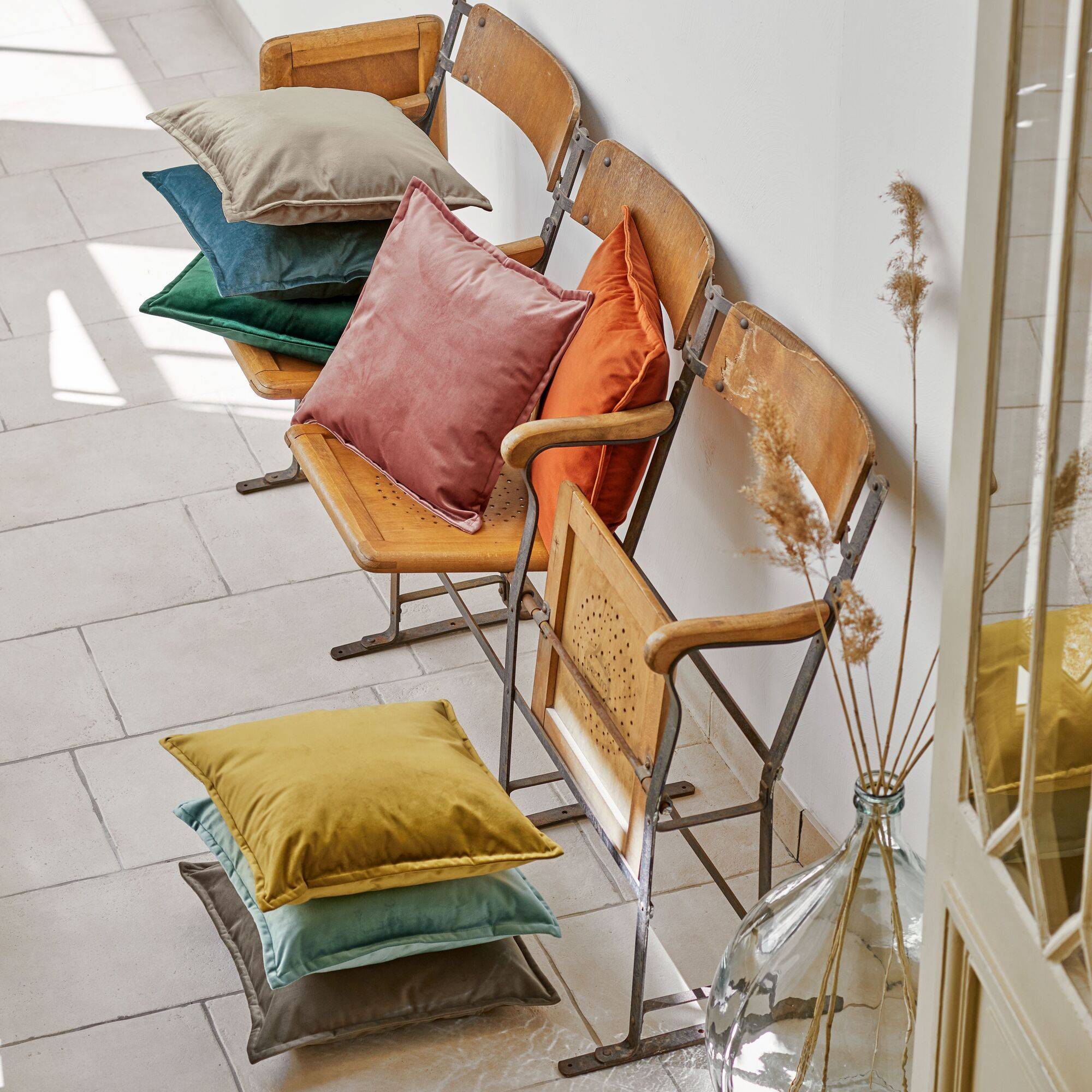 Nous sommes très fiers de pouvoir vous proposer en exclusivité la collection Vélina en velours, au toucher velouté et aux couleurs éclatantes, parfaite pour embellir votre chambre comme votre séjour. Cette tête de lit se décline dans une riche palette de coloris. Retrouvez aussi ce tissu dans tout une gamme de produits à mixer au gré de vos envies !