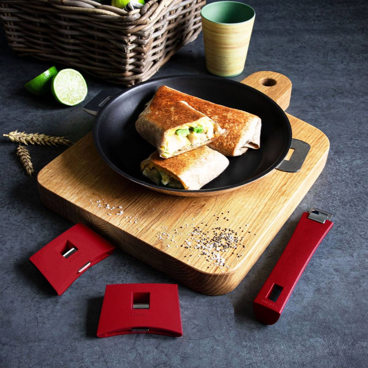 Lot de 2 poêles Mutine 24 et 26 cm avec poignée framboise Lot de 2 poêles Mutine 24 et 26 cm avec poignée framboise