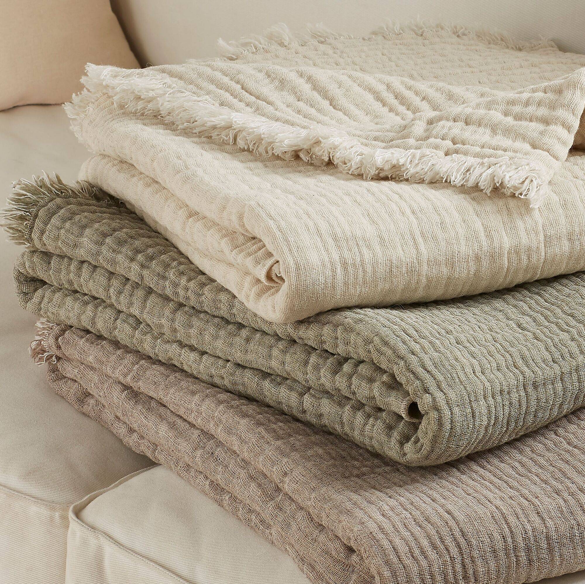 Le plaid Estrella de Toison D'or en laine et gaze de coton vous enveloppera de douceur. Tendance et aérien, il décorera votre intérieur avec raffinement.Il existe en 3 coloris pour pouvoir le décliné sous différentes ambiances d'intérieur.