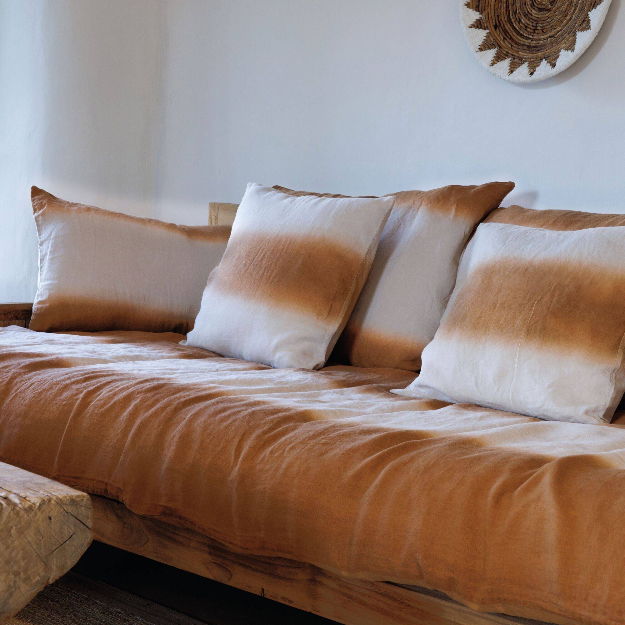 Cette housse de coussin en lin lavé Deepali Tie & Dye est celle qu'il vous faut pour le printemps/été. Elle trouvera facilement sa place sur votre lit ou votre canapé. Cette housse en lin lavé et doublé en coton lavé est travaillée en collaboration avec la marque Vent du Sud. Le coloris granit est légèrement bleuté, pour un gris optez pour le coloris café !