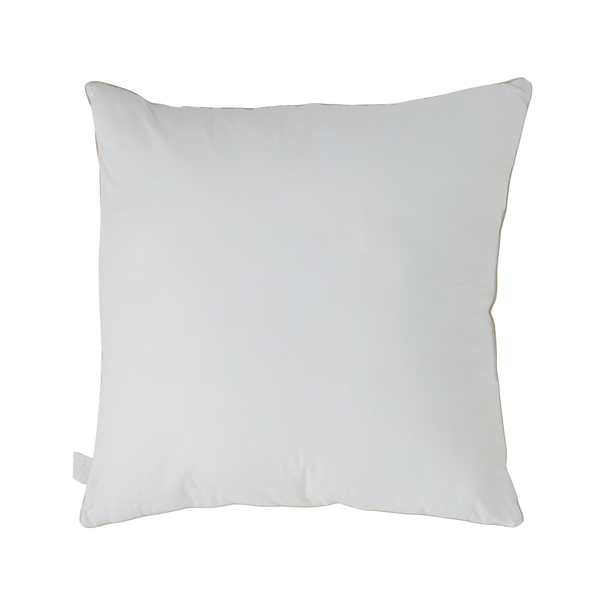 Découvrez la gamme d'oreiller Louna Camif.Il y est à pour tous les goûts, moelleux, ferme, carré, rectangle !Mais comment choisir le bon ? Petites astuces :Le ferme est pour les dormeurs sur le côté, le moelleux est pour les dormeurs sur le dos et le ventre.Le carré est privilégié pour la détente et la lecture, le rectangle privilégie le maintien et soutien des cervicales.Maintenant que vous savez lequel vous convient le mieux, parlons de lui !Son garnissage est composé de flocons 100 % polyester siliconé creux et son enveloppe en 100% coton traité anti-acariens.