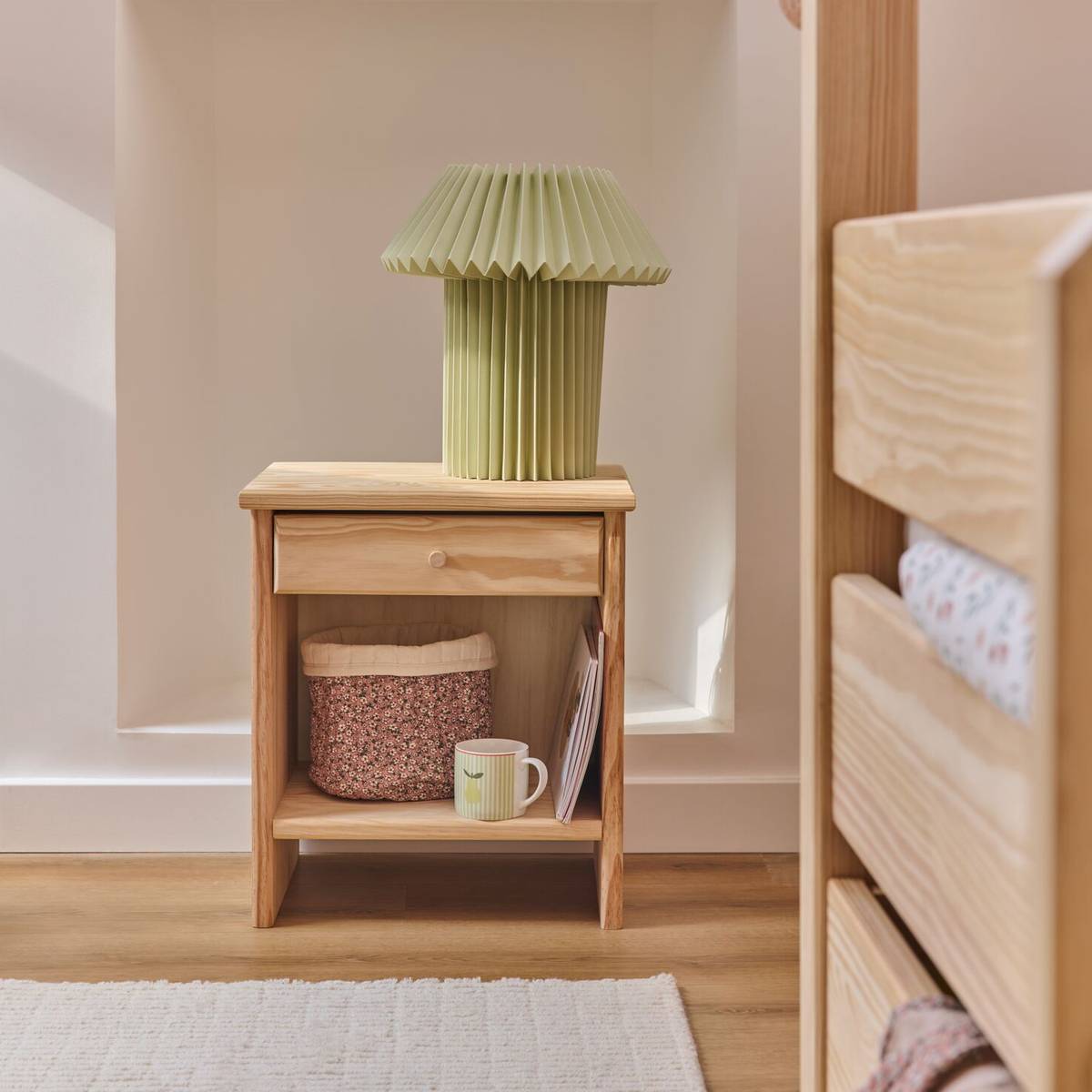 Table de chevet 1 tiroir bois massif Iris Table de chevet 1 tiroir bois massif Iris