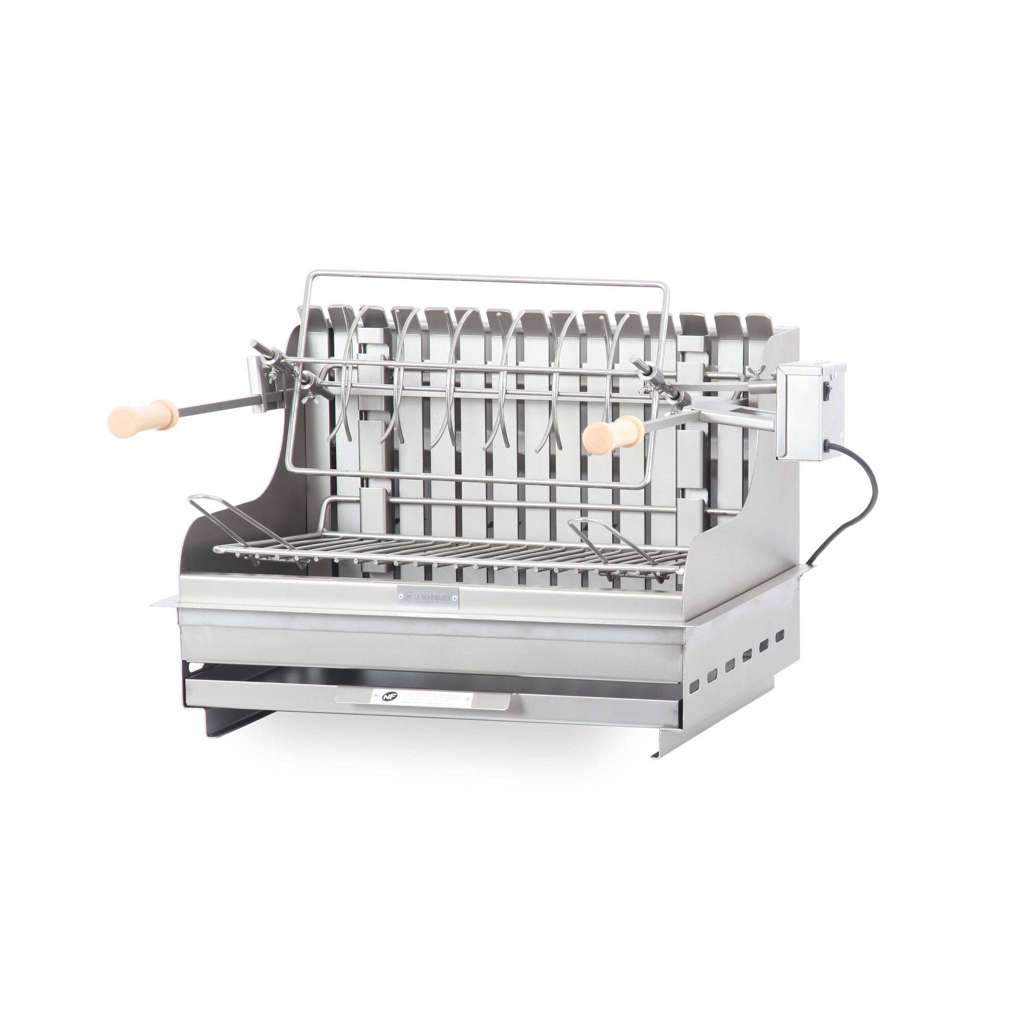 Profitez d'un moment convivial autour d'un repas avec le Barbecue Exclusive Mendy 54 x 32 cm Inox de LE MARQUIER.La collection Barbecue Exclusive Mendy offre un barbecue à charbon fonctionnel grâce à son foyer vertical au tournebroche. Son moteur électrique 2 tours par minute assure une cuisson uniforme de vos aliments. Grâce à sa grille réglable sur 3 niveaux et son système de tournebroche, profitez d'une cuisson saine et du goût fumé du barbecue. Il est pratique grâce à son double foyer (grille + tournebroche) et simple à nettoyer grâce à son tiroir à cendres. Le Barbecue Exclusive Mendy 54 x 32 cm Inox allie performance de cuisson et robustesse. La finition inox du châssis et la cuve du barbecue permettent une résistance dans le temps et assurent un produit robuste adapté à un usage intensif. L'inox mat+ utilisé pour ce barbecue est résistant à la corrosion, aux aléas climatiques, à l'air marin ainsi qu'aux chocs et rayures.Il servira 6 à 10 convives.