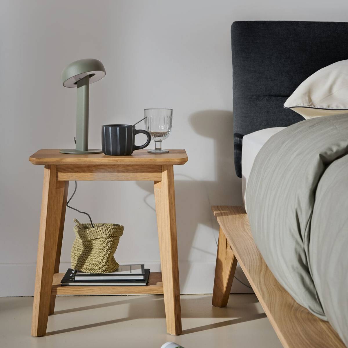 Lit bois avec tête de lit tissu Atia Lit bois avec tête de lit tissu Atia