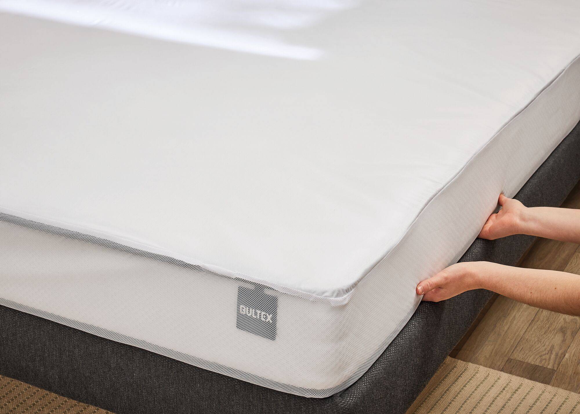 Optez pour le protège-matelas Imperméable et Respirant Bultex,Conçu pour garantir une hygiène impeccable, il protège efficacement contre les taches, l'humidité et l'usure, tout en apportant une sensation de confort inégalée. Sa texture douce et respirante régule la température de votre literie, vous assurant des nuits paisibles et fraîches.