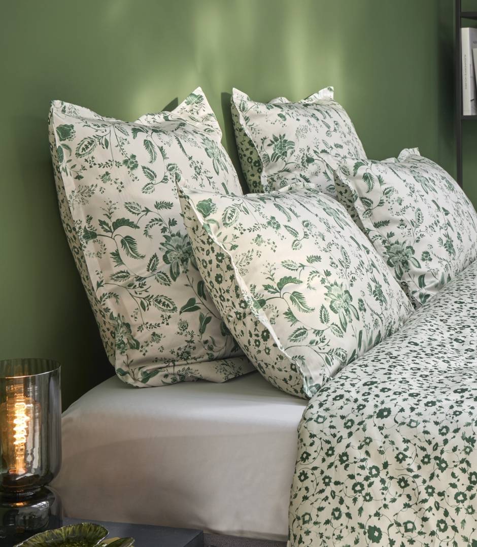 Motifs élégants et matières profondes pour un intérieur cosmopolite