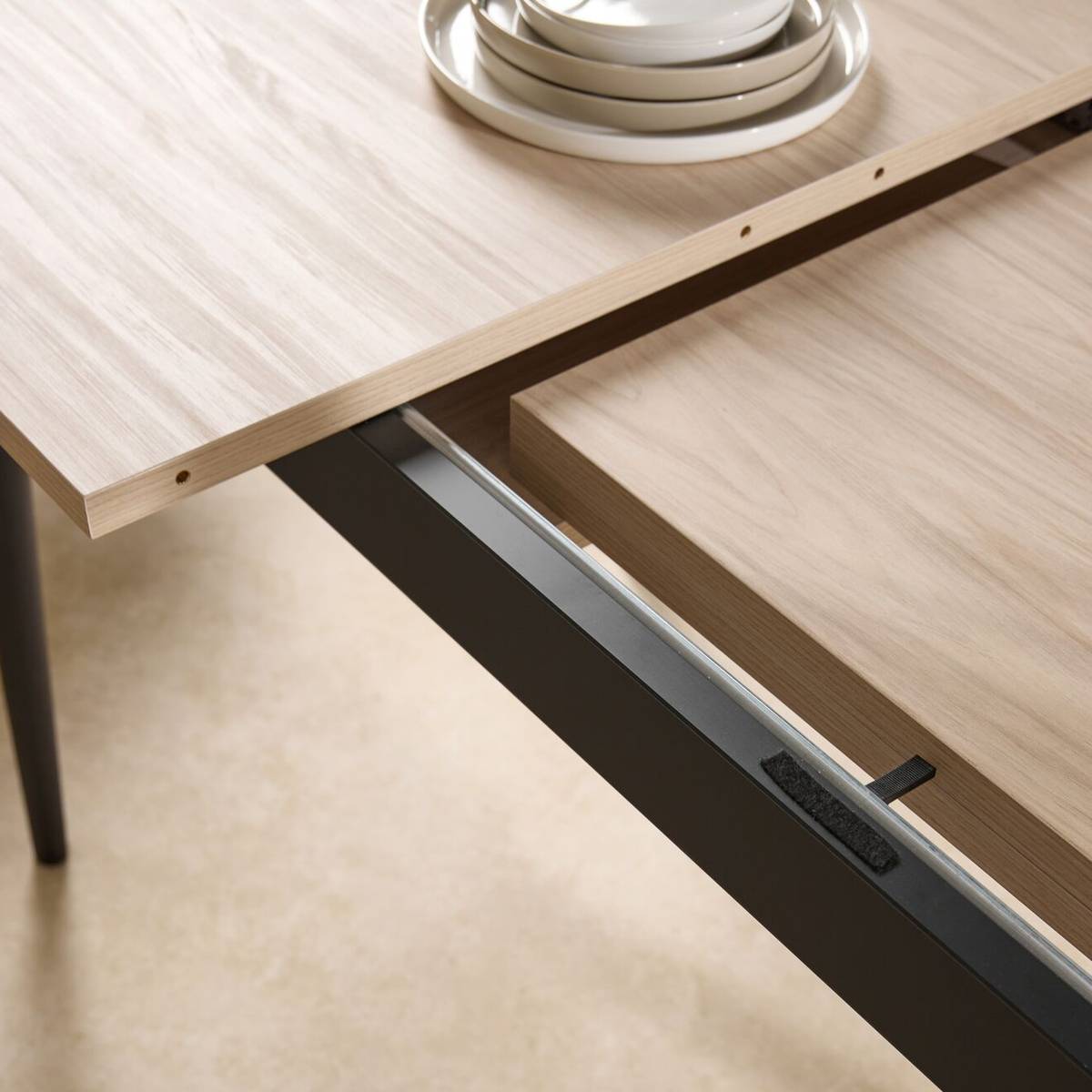 Table à manger extensible décor bois pieds métal 6 à 8 personnes Mila Table à manger extensible décor bois pieds métal 6 à 8 personnes Mila