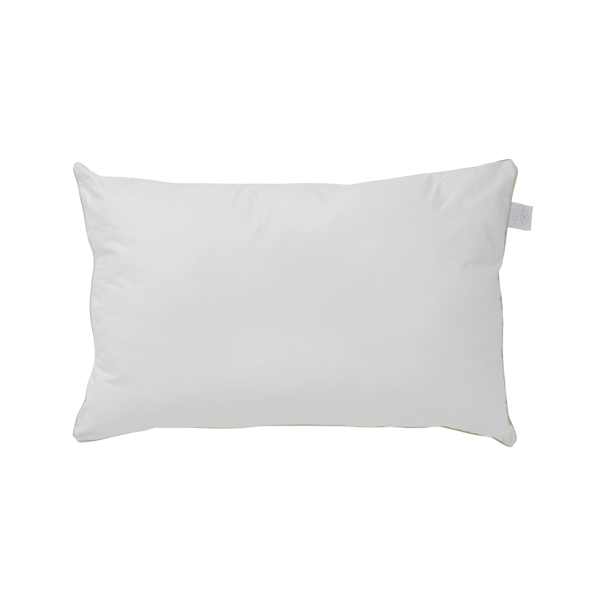 Découvrez la gamme d'oreiller Louna Camif.Il y est à pour tous les goûts, moelleux, ferme, carré, rectangle !Mais comment choisir le bon ? Petites astuces :Le ferme est pour les dormeurs sur le côté, le moelleux est pour les dormeurs sur le dos et le ventre.Le carré est privilégié pour la détente et la lecture, le rectangle privilégie le maintien et soutien des cervicales.Maintenant que vous savez lequel vous convient le mieux, parlons de lui !Son garnissage est composé de flocons 100 % polyester siliconé creux et son enveloppe en 100% coton traité anti-acariens.