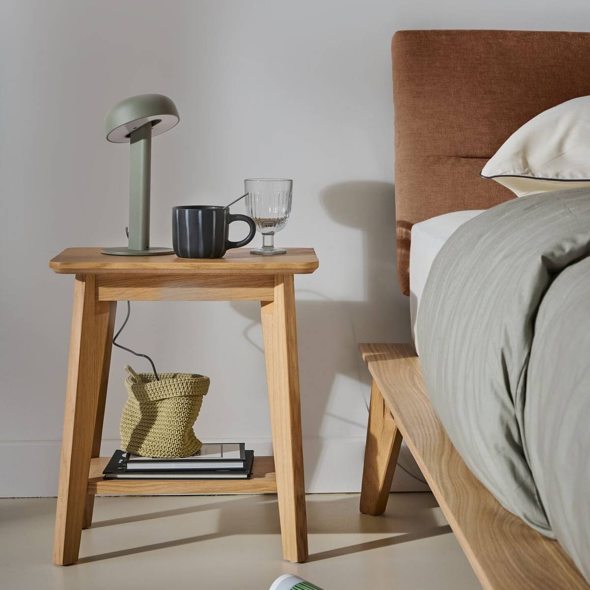 Lit bois avec tête de lit tissu Atia Lit bois avec tête de lit tissu Atia