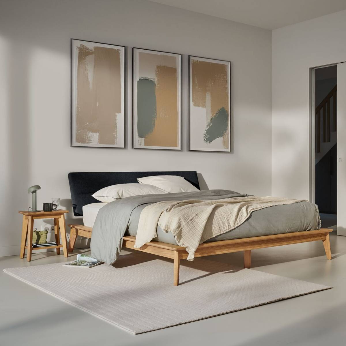 Lit bois avec tête de lit tissu Atia Lit bois avec tête de lit tissu Atia