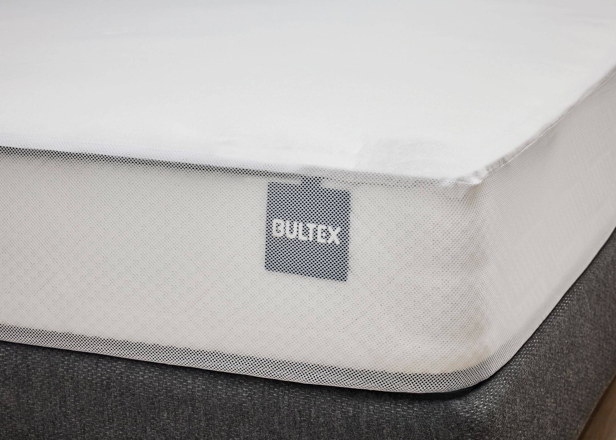 Protégez votre sommeil avec confort et douceur !Offrez à votre matelas la protection qu'il mérite avec notre protège-matelas en coton Doux,Facile à installer et parfaitement ajusté à votre matelas, il reste en place grâce à ses bords élastiqués, sans glisser ni se déformer.Préservez la longévité de votre matelas tout en profitant d'un confort exceptionnel avec notre protège-matelas en coton doux, un indispensable pour un sommeil de qualité !