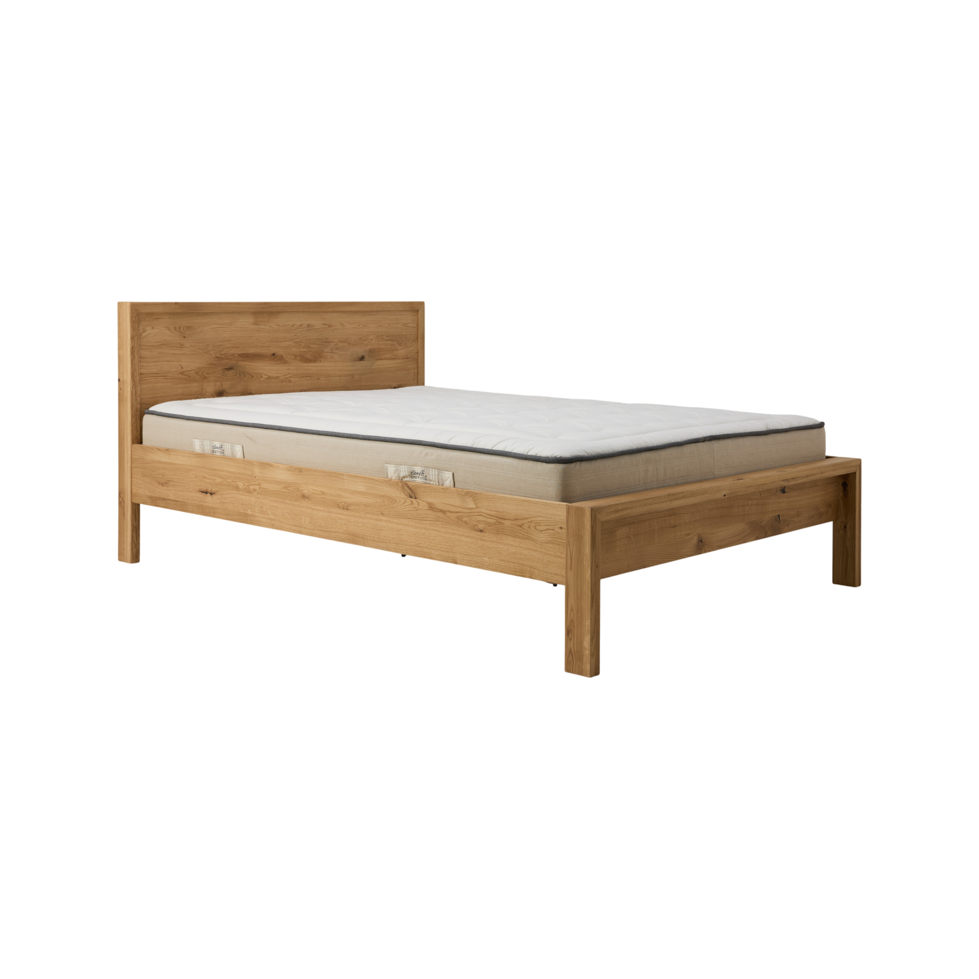 Apportez du caractère à votre chambre avec le lit en chêne massif Conor. Avec ses lignes sobres et sa structure robuste en chêne massif, il incarne l'équilibre parfait entre élégance naturelle et solidité. Son design intemporel s'intègre facilement dans tous les styles d'intérieur, du plus épuré au plus chaleureux.Pour une chambre bien organisée, des tables de chevet suspendues sont disponibles en option, pratiques et discrètes de chaque côté du lit. Leur design minimaliste libère l'espace au sol et accentue la légèreté visuelle de l'ensemble.Complétez votre chambre avec une armoire de la même collection, idéale pour optimiser l'espace tout en conservant une esthétique harmonieuse.Le lit Conor est également proposé avec une tête de lit en tissu, pour un confort accru et un style affirmé, mêlant douceur et raffinement.