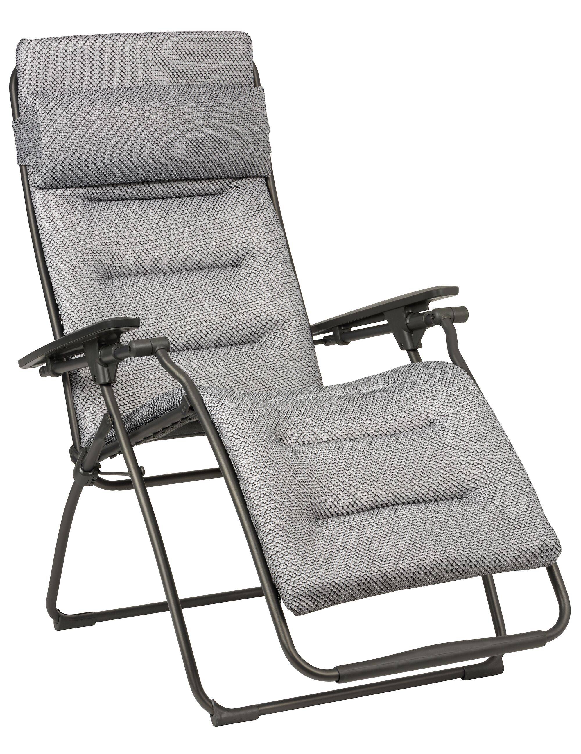 Appréciez un moment de détente grâce au confort du Fauteuil Relax Futura BeComfort® LAFUMA MOBILIER. Ce fauteuil LONGTIME® propose le meilleur du confort LAFUMA MOBILIER et propose un véritable concentré de technologie. Son matelas 3 épaisseurs respirant, imperméable et résistant aux UV ainsi que le fil teinté masse vous garantira une grande durabilité du produit. Les 4 cm d'épaisseurs du matelas vous confèrent un confort optimal pour votre dos, qui sera renforcé par la têtière coussin amovible pour reposer sa tête et ses cervicales. Le système d'accroche par clip est une innovation brevetée par LAFUMA MOBILIER. Il permet une accroche de la toile à la structure en offrant une meilleure répartition du poids du corps et du maintien du dos. Il est facile d'apposer ou de démonter une toile, dont la durée de vie est longue.Ce fauteuil relax offre une multitude de positions grâce à ses accoudoirs ergonomiques en résine : vous pourrez choisir l'exacte position qui vous convient grâce au stabilisateur de position. Parfait pour l'extérieur grâce à ses matériaux résistants aux UV et aux intempéries, ce fauteuil relax pourra venir habiller votre terrasse, balcon, véranda et même votre intérieur !