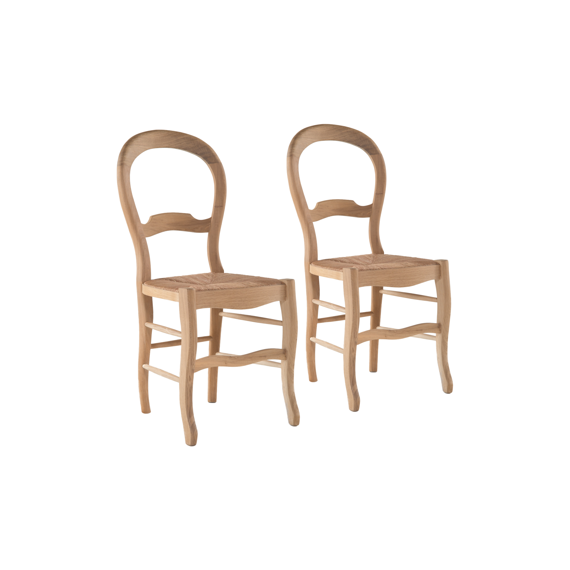 La chaise Cléa est une chaise élégante, confortable et robuste. Elle s'inscrit dans un style campagne avec son design classique et sa finition claire. Son bois massif et son paillage naturel traditionnel réalisé à la main, la rendent conviviale et accueillante. Ses courbes généreuses, ses détails raffinés donnent à votre intérieur un air de romantisme. Elle est entièrement en bois massif avec une finition soignée. Elle présente une assise fixe, en paille de seigle tressée à l'ancienne. L'assemblage est réalisé par tenons et mortaises. Lot de 2 chaises.