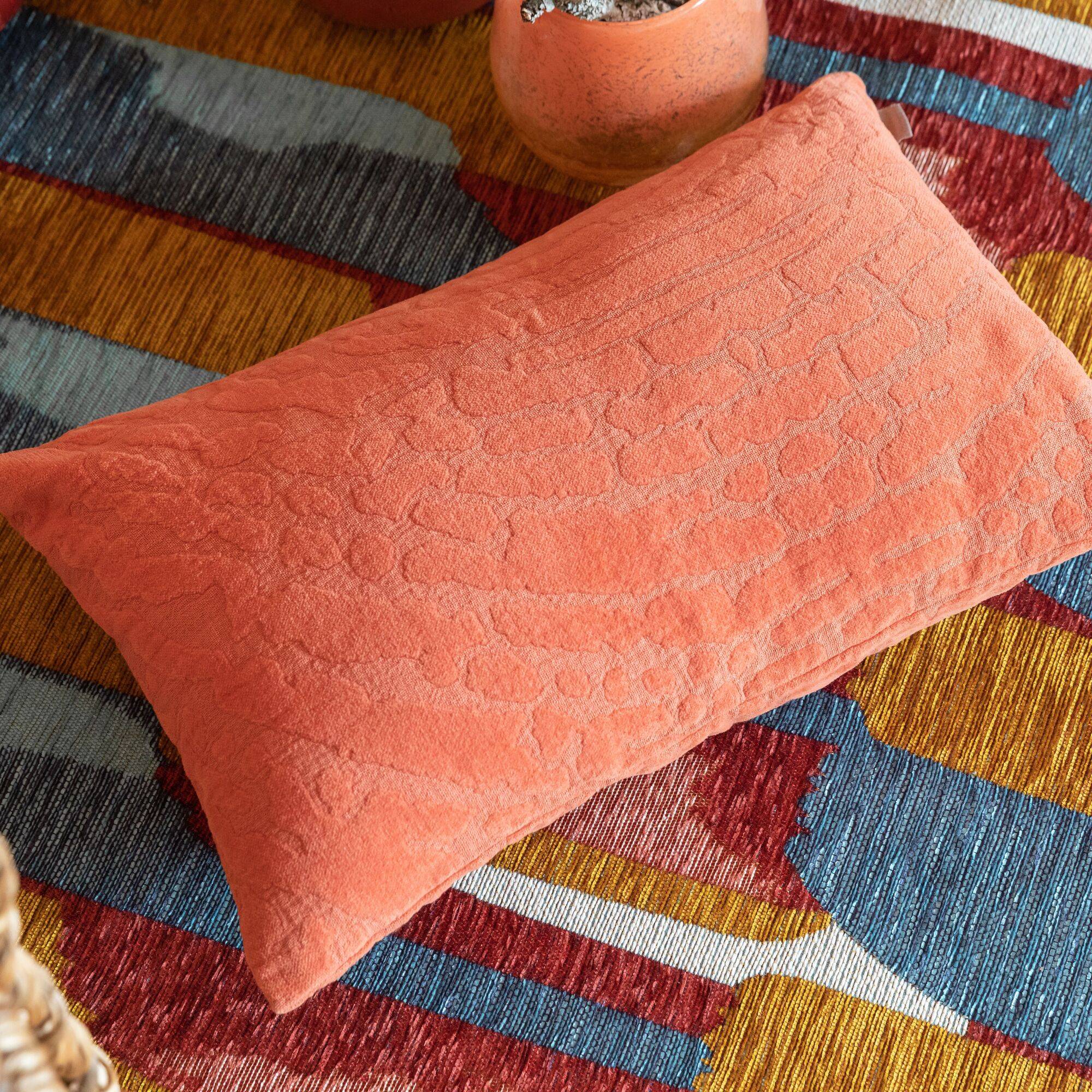Habillez votre canapé ou votre lit avec la collection Inès, en 100% coton, dôtée de délicats motifs jacquards chenille très subtils. Elle se décline en plaid, en jeté de lit, et en coussin. L'aspect de douceur et de légèreté de ce coussin en fera un indispensable des moments cocooning.