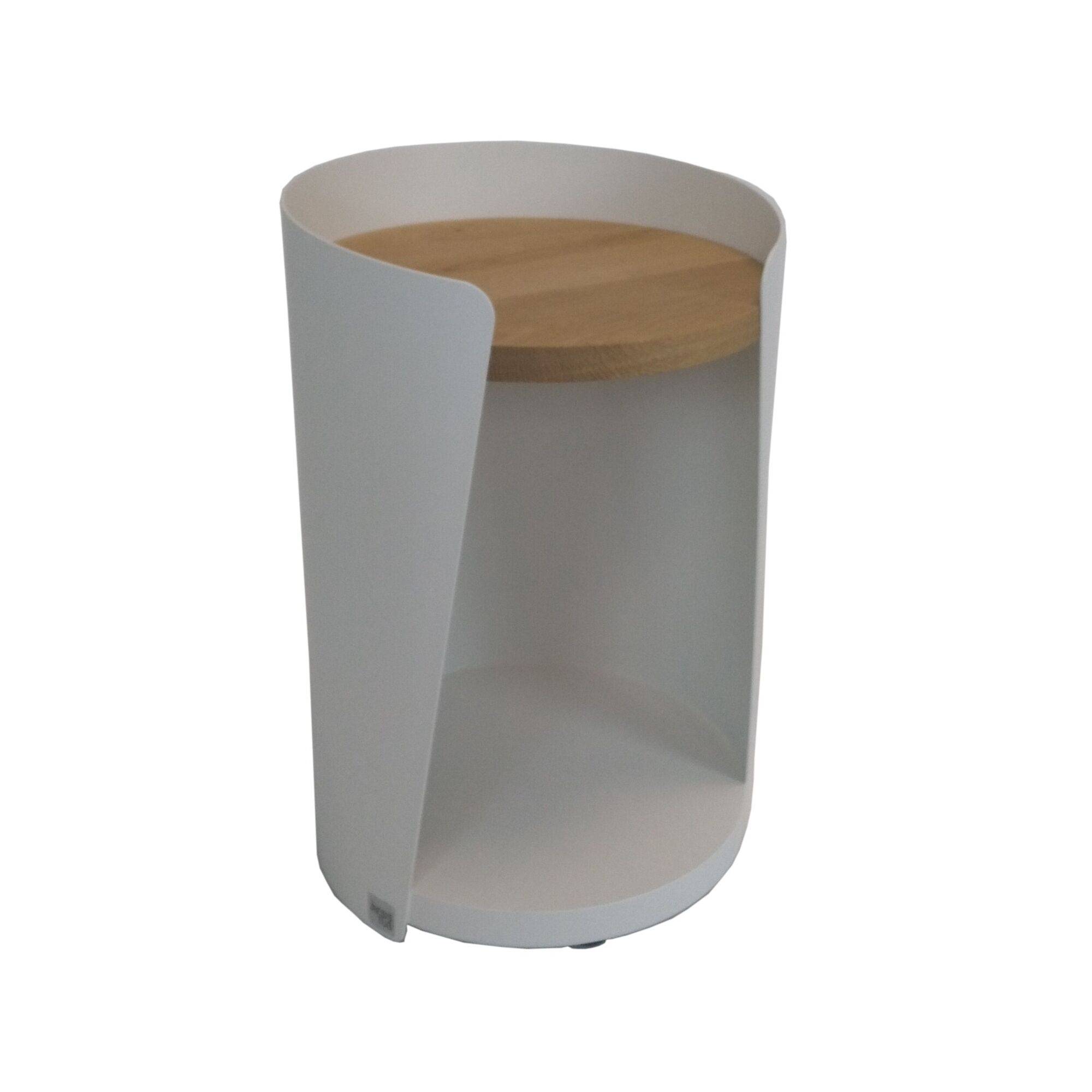Le chevet Bilbao, conçu en métal, apporte une vraie touche d'élégance dans votre chambre ! En plus de son design unique, sa conception métal soignée et de qualité lui confère une vraie solidité et durabilité.Ses deux tablettes sont pratiques et vous permettent de ranger vos objets du quotidien : livre, téléphone, lunettes, verre d'eau... Sobre et moderne, il se mariera à merveille dans votre déco, aussi bien dans la chambre que dans le salon comme bout de canapé. Vous allez l'adorer !