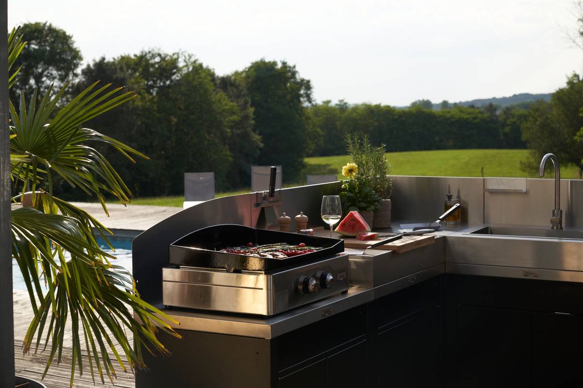 Cuisine d'Extérieur en Angle 5 Éléments avec Crédence en Acier Noir Cuisine d'Extérieur en Angle 5 Éléments avec Crédence en Acier Noir