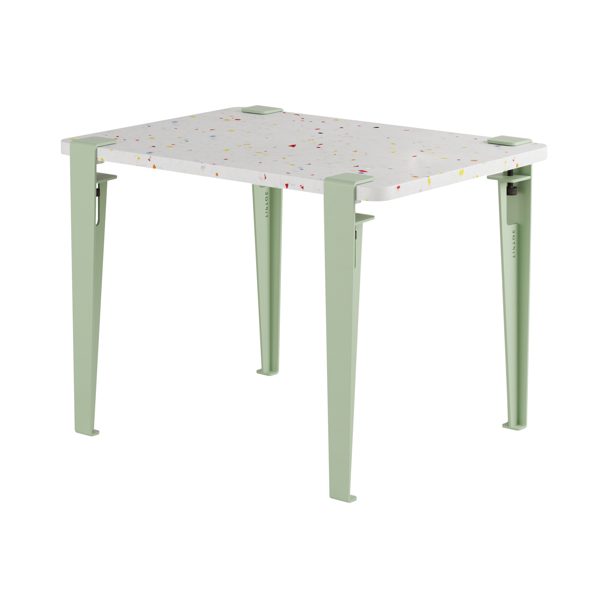 Pour un univers joyeux et coloré, craquez pour le bureau Vice Versa !Fonctionnel et intemporel, son design moderne et épuré vous permet de l'installer dans la chambre du petit, mais également dans le salon.Ce petit bureau convient parfaitement aux enfants de 3 à 6 ans.Vous pouvez choisir un plateau en plastique recyclé, fabriqué à partir d'anciens jouets, ou bien un plateau réversible, avec une face en stratifié blanc, et une face en ardoise pour que votre enfant se sente libre de dessiner dessus à l'aide d'une craie.Le bureau Vice Versa peut être associé au tabouret Mini Lou pour une chambre fun et colorée ! (réf : 10037095)