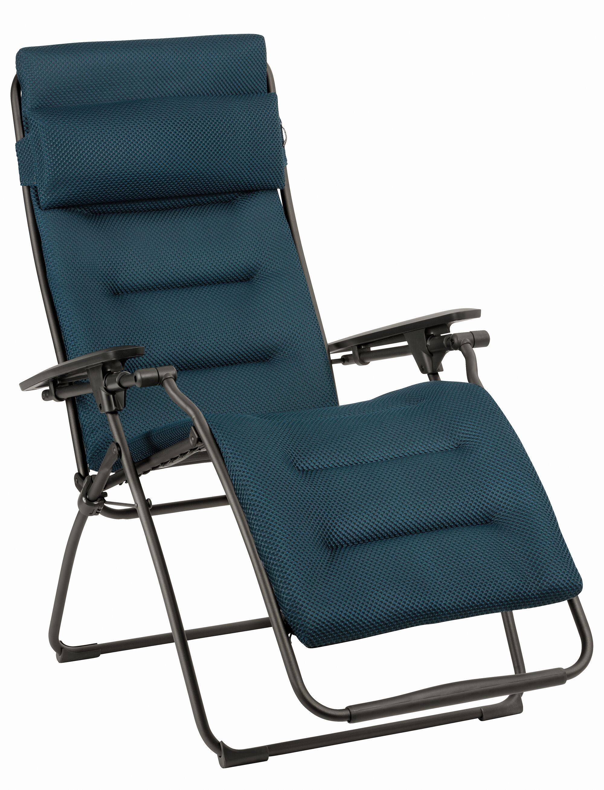 Appréciez un moment de détente grâce au confort du Fauteuil Relax Futura BeComfort® XL LAFUMA MOBILIER. Ce Relax LONGTIME® propose le meilleur du confort LAFUMA MOBILIER et propose un véritable concentré de technologie. Son matelas 3 épaisseurs respirant, imperméable et résistant aux UV ainsi que le fil teinté masse vous garantira une grande durabilité du produit. Les 4 cm d'épaisseurs du matelas vous confèrent un confort optimal pour votre dos, qui sera renforcé par la têtière coussin amovible pour reposer sa tête et ses cervicales. Le système d'accroche par clip est une innovation brevetée par LAFUMA MOBILIER. Il permet une accroche de la toile à la structure en offrant une meilleure répartition du poids du corps et du maintien du dos.Ce fauteuil relax offre une multitude de positions grâce à ses accoudoirs ergonomiques en résine : choisissez l'exacte position qui vous convient grâce au stabilisateur de position. Son format XL qui apporter un confort supplémentaire et sera parfait pour les grands gabarits. Parfait pour l'extérieur grâce à ses matériaux résistants aux UV et aux intempéries, ce fauteuil relax pourra venir habiller votre terrasse, balcon, véranda et même votre intérieur !