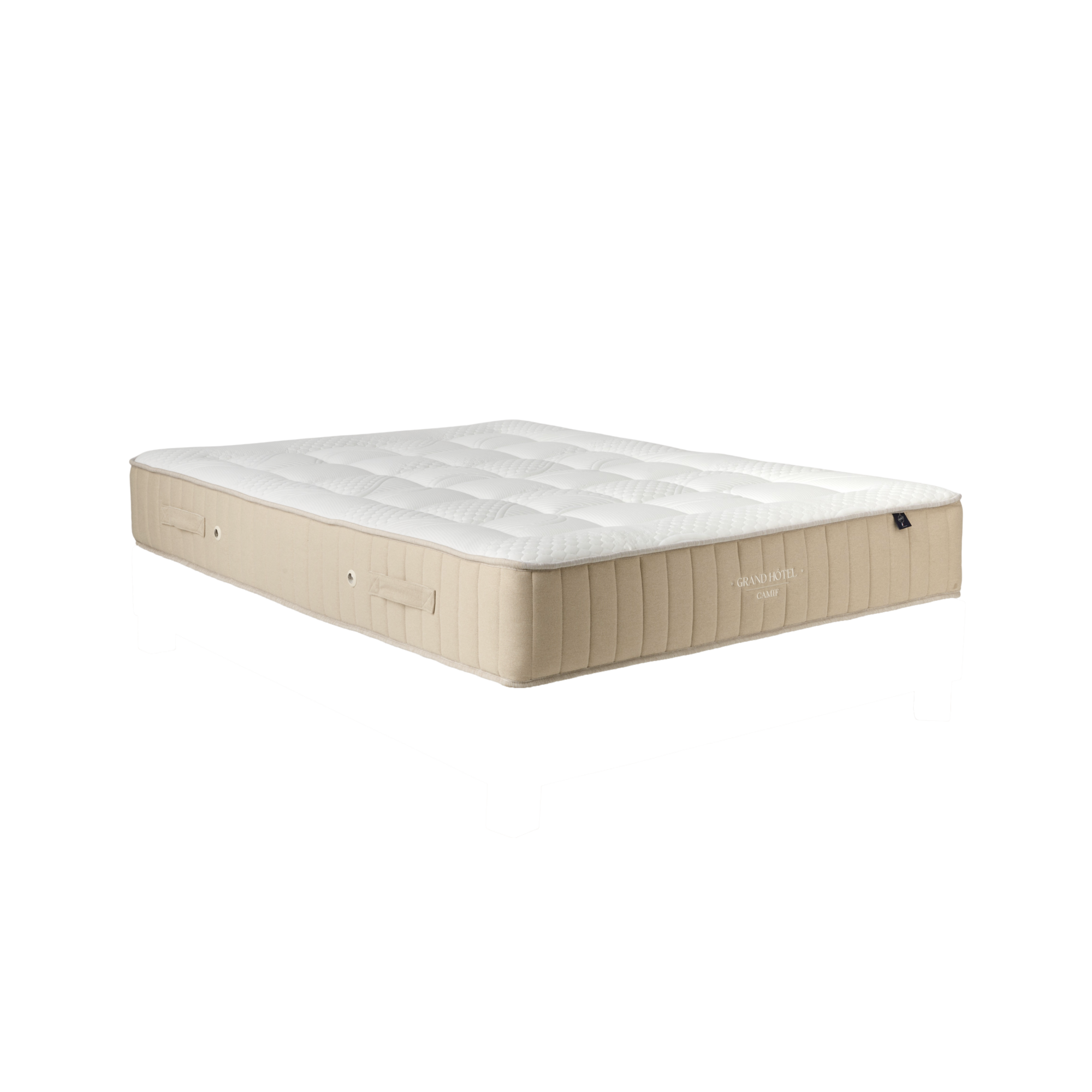 Et si vos nuits avaient le goût du luxe ?Les nuits paisibles des plus grands hôtels vous font rêver ? Avec le matelas Grand Hôtel Camif, ce rêve devient réalité.Ce matelas fabriqué en France est conçu avec des ressorts ensachés, ajoutés à une mousse haute résilience ferme, puis chaque couche est capitonnée avec précision pour garantir une tenue impeccable des matières. Un savoir-faire d'exception, gage de durabilité et de raffinement.Grâce à ses 5 zones de confort, le matelas épouse parfaitement chaque courbe de votre corps pour vous offrir un soutien ciblé, et surtout, des nuits sans micro-réveils.Redécouvrez le vrai sommeil réparateur. Votre corps et votre esprit vous diront merci.